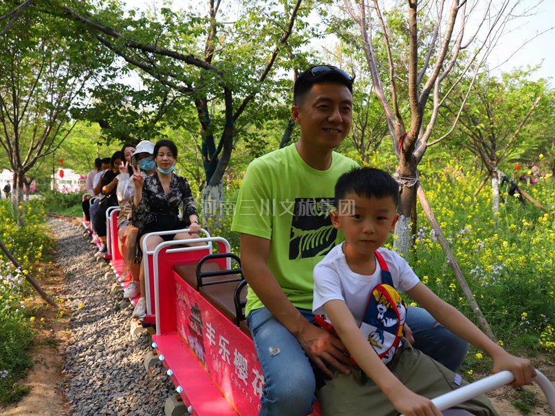 景區(qū)蒸汽小火車為何如此大受歡迎？ 