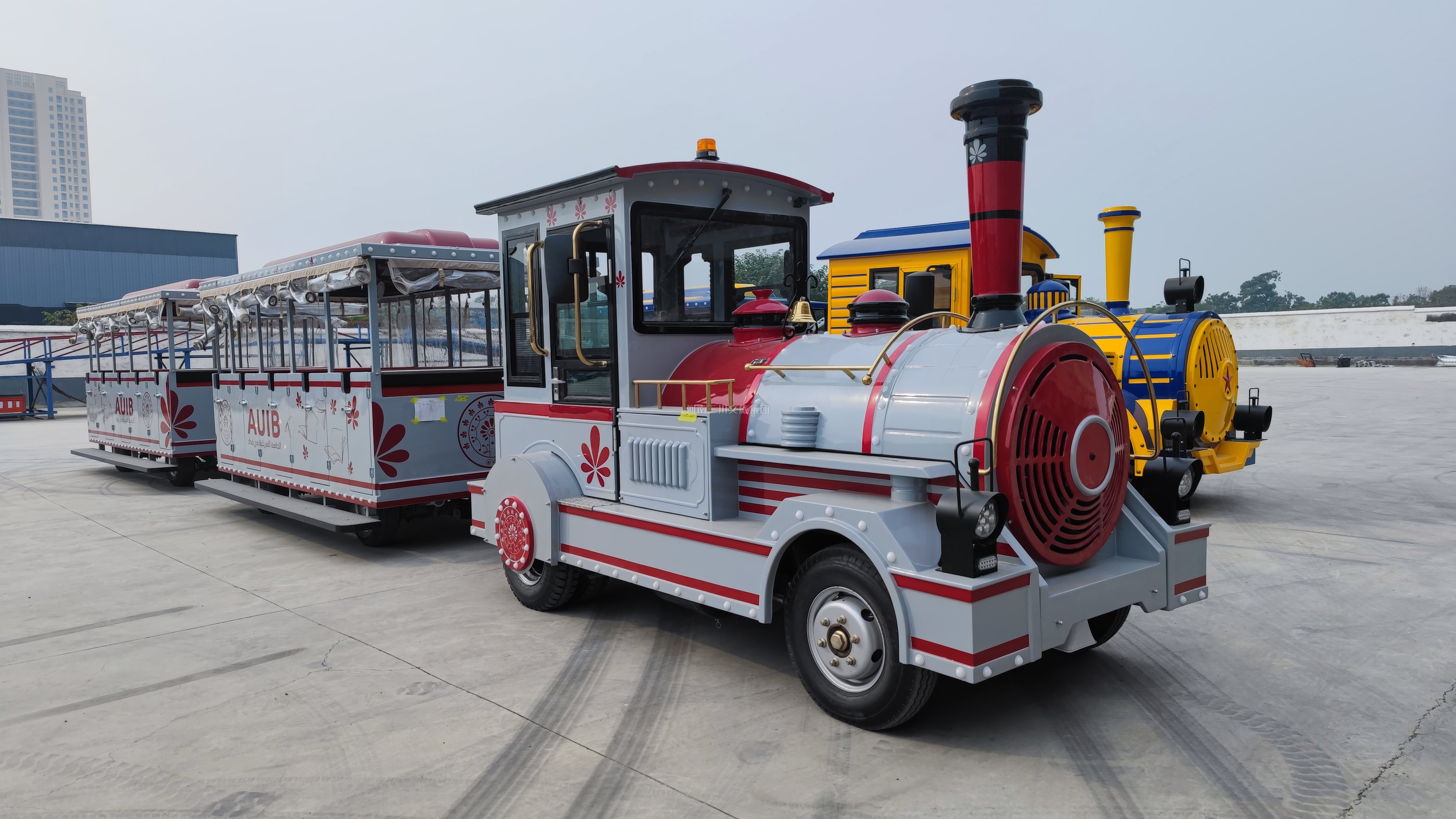 無軌小火車圖片,無軌觀光小火車多少錢一臺,游樂小火車多少錢一臺,無軌小火車多少錢一套,商場用觀光小火車,